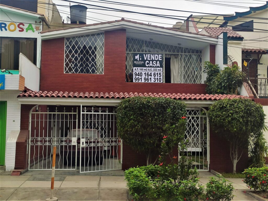 Venta de Casa En Santiago De Surco, Lima – US$ 370,000 – Av. Monte de los Olivos