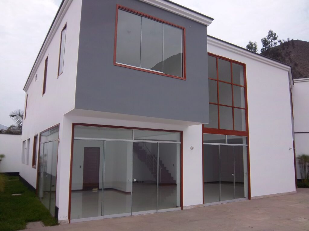 Venta de Casa En La Molina, Lima – US$ 469,000 – AV. EL PARQUE  CDRA 12  LA PLANICIE