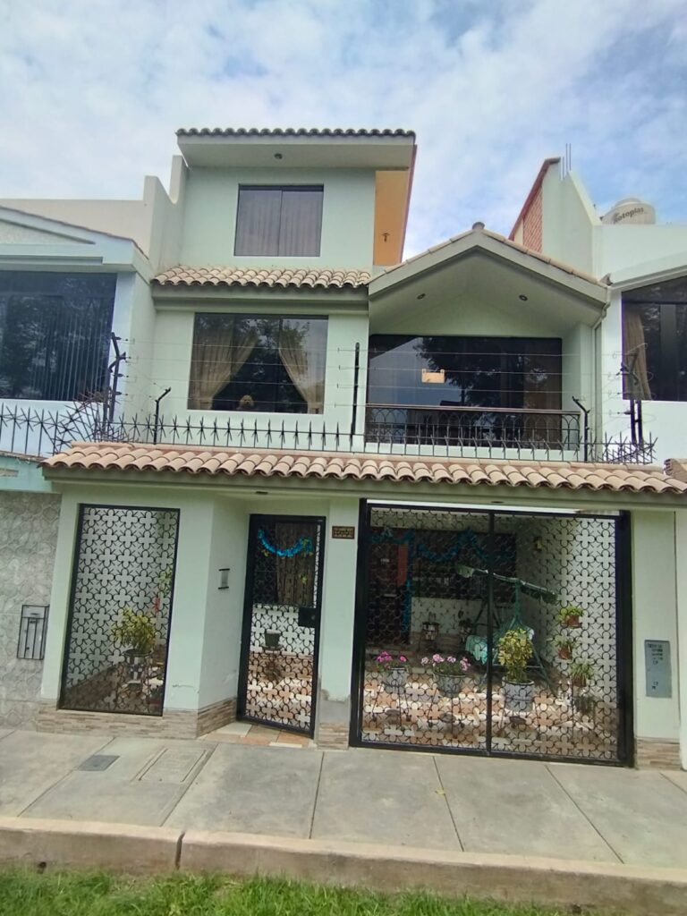 Venta de Casa En Santiago De Surco, Lima – US$ 240,000 – parque el rector