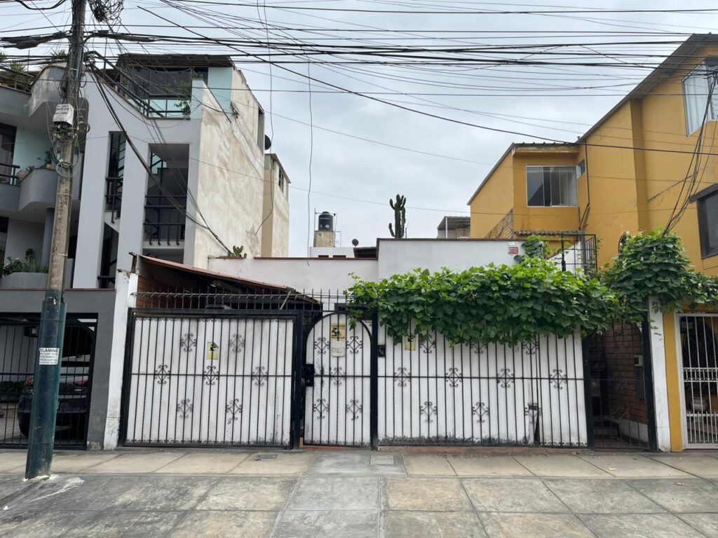 Venta de Casa En Santiago De Surco, Lima – US$ 330,000 – calle Barlovento
